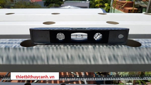 Lắp đặt ống thoát nước phi 49 cho giàn thủy canh hồi lưu