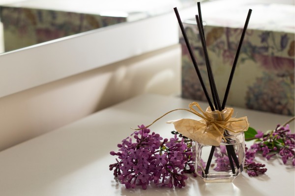 Vỏ cam và vỏ chanh chuẩn bị làm lọ hương thơm phòng ngủ kết hợp rượu vodka