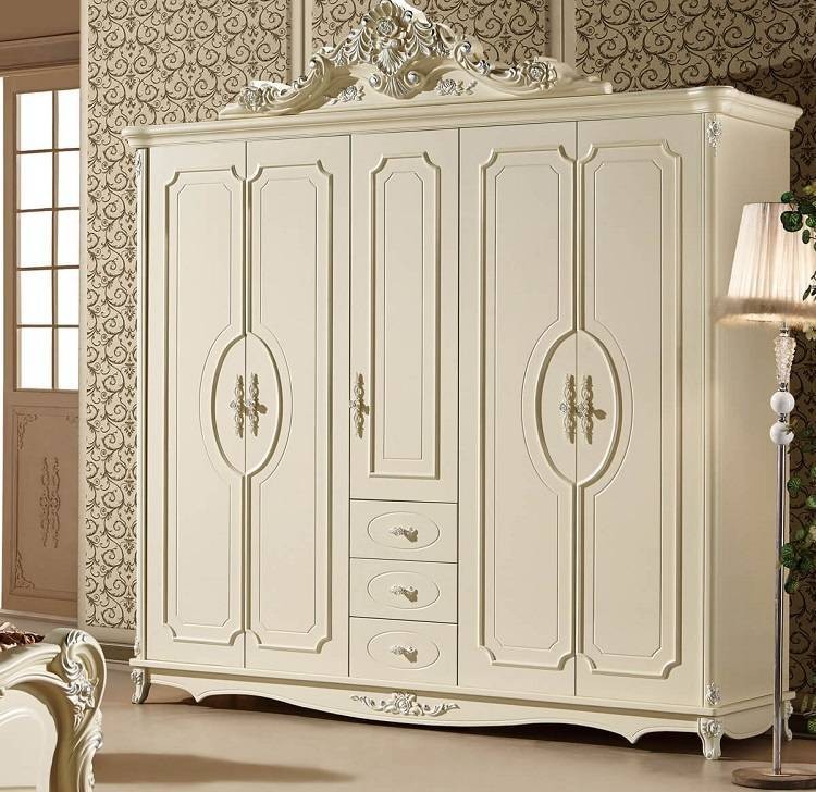Tủ phòng ngủ đẹp phong cách tân cổ điển với họa tiết chạm khắc
