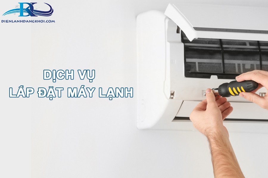 Kỹ thuật viên thực hiện kết nối ống đồng cho dàn nóng máy lạnh