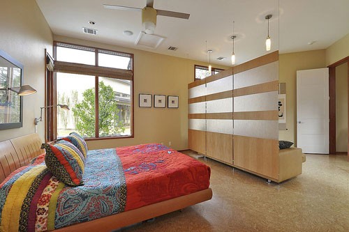 Thiết kế vách ngăn 2 phòng ngủ đẹp với họa tiết độc đáo