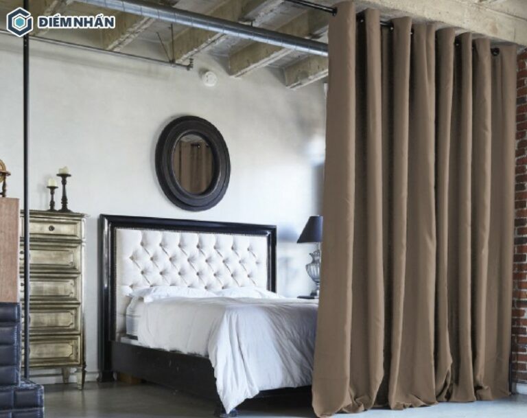 Vách ngăn phòng ngủ bằng rèm màu nâu phong cách Rustic