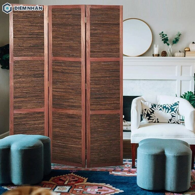 Vách ngăn phòng ngủ bằng gỗ màu nâu ấm cúng