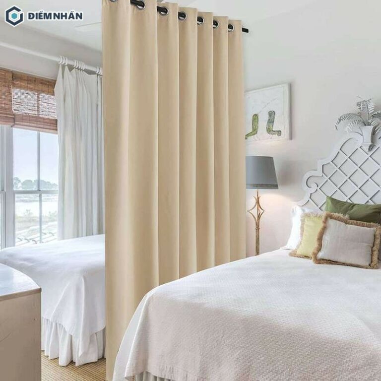 Vách ngăn phòng ngủ bằng rèm vải màu kem sang trọng
