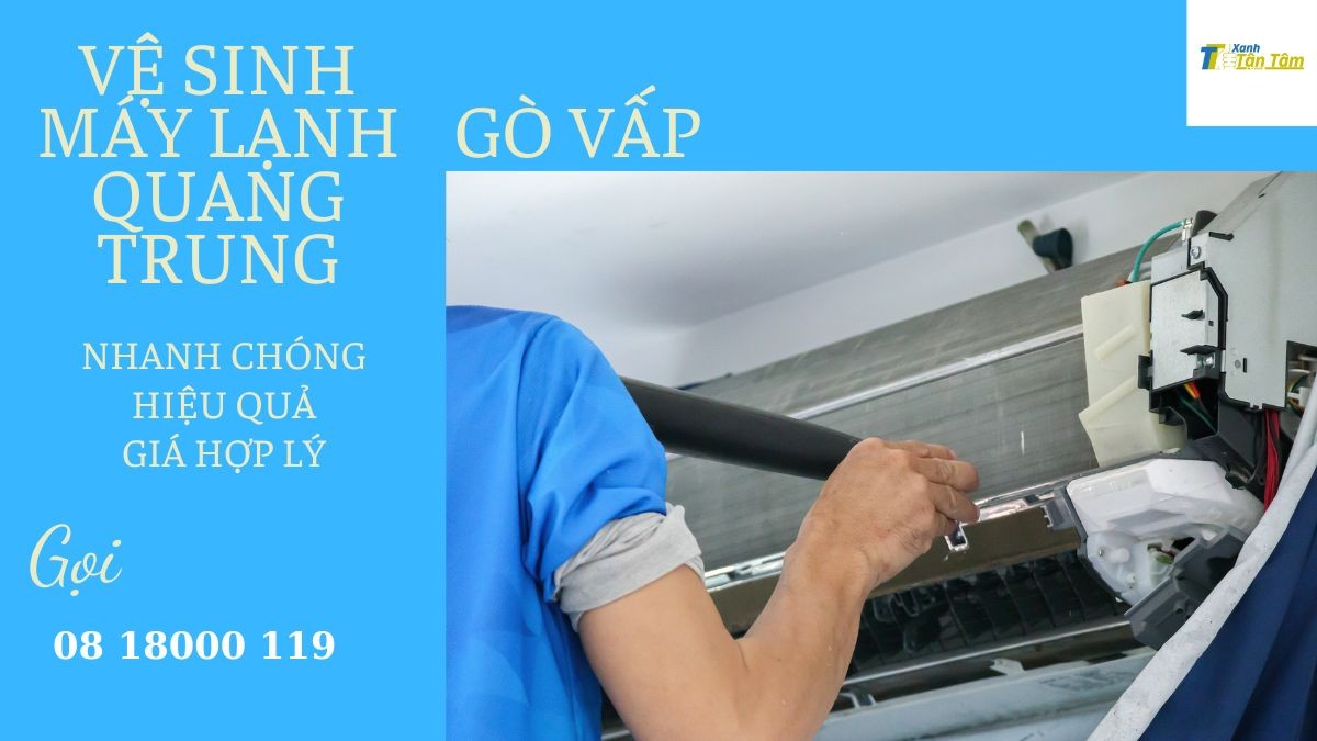 Kỹ thuật viên thực hiện vệ sinh máy lạnh tại nhà ở Quang Trung Gò Vấp